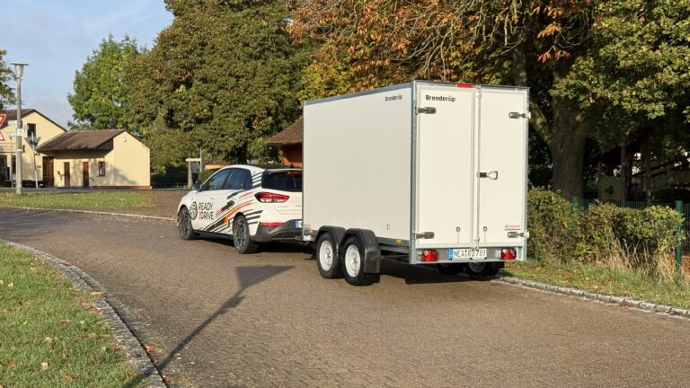 Auto mit Anhänger Heckansicht